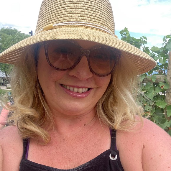 Meet your Posher, Joanne - Picture 1 of 1